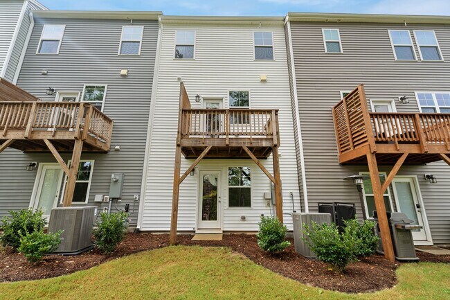 Building Photo - Charming 3-bedroom, 3.5-bathroom townhouse located in the heart of Durham, NC!