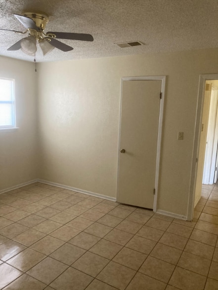 Building Photo - 505 Hackberry St