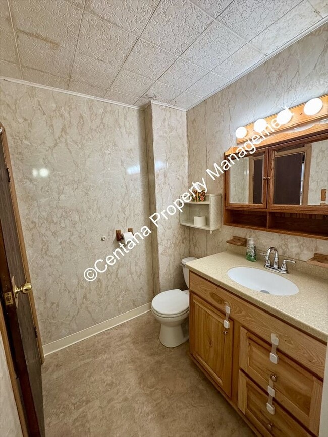 Building Photo - Huge 3 bedroom house with 2 bonus rooms an...