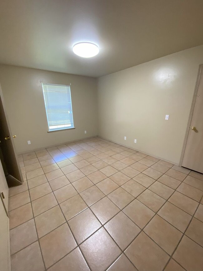 Building Photo - 110 W 5th St