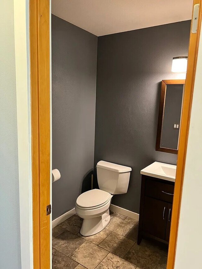 Building Photo - AVAIL. NOW! STUNNING CUSTOM HOME! IN STEIL...