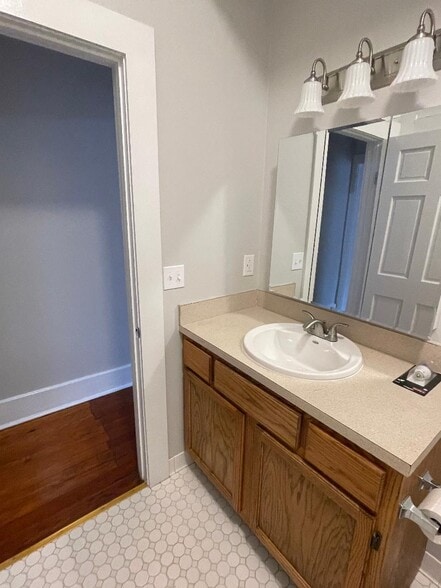 Bathroom - 2531 Annunciation St