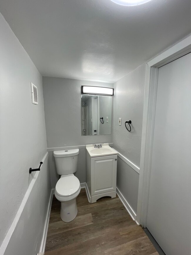 Building Photo - Modern 3 bed, move in ready! Section 8 Acc...