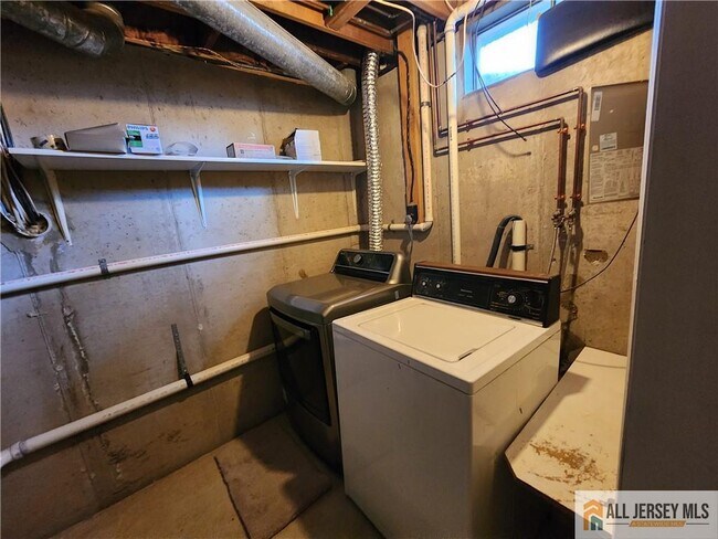 Building Photo - 254 Sayre Dr