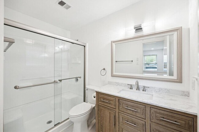 Building Photo - 5602 Hialeah Dr