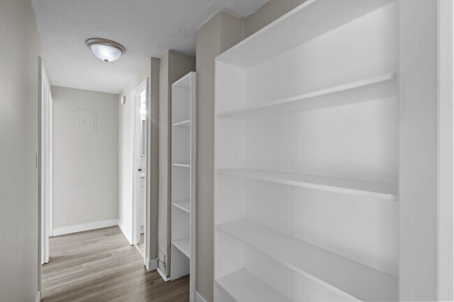 Building Photo - Updated 2-bedroom condo in Denver!