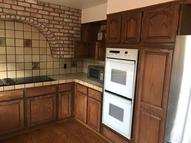 Building Photo - Indoor/outdoor living, spacious 4/2 on a quiet street in Mills Estates