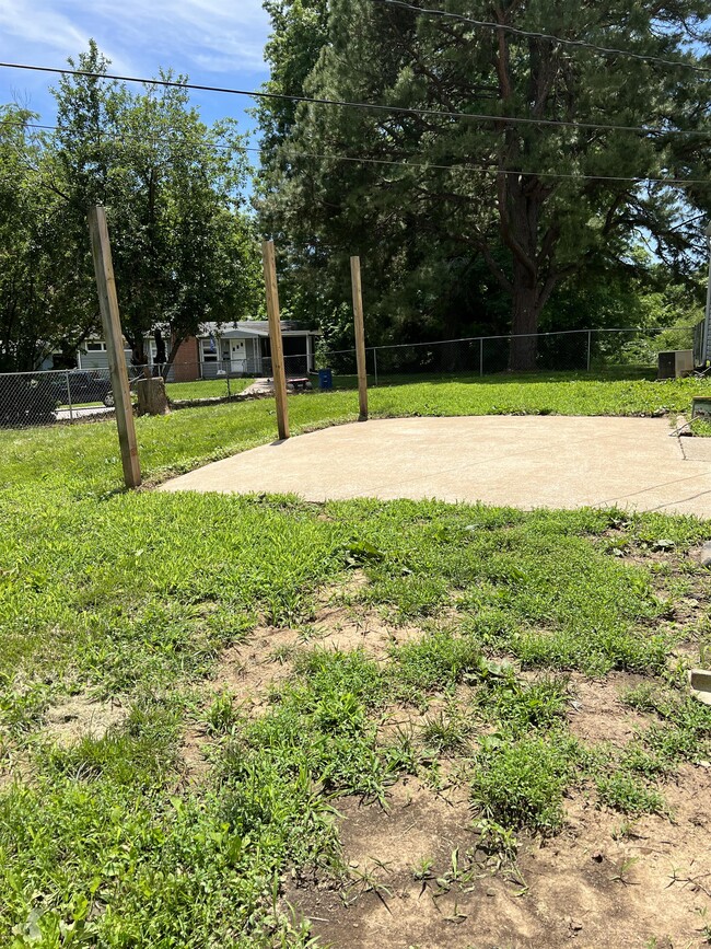 Building Photo - 413 10th St Terrace