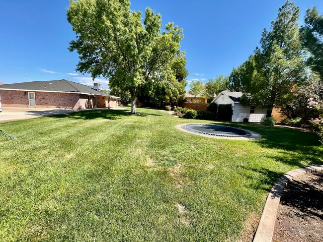 Building Photo - AMAZING YARD in quiet cul-de-sac in Santa ...