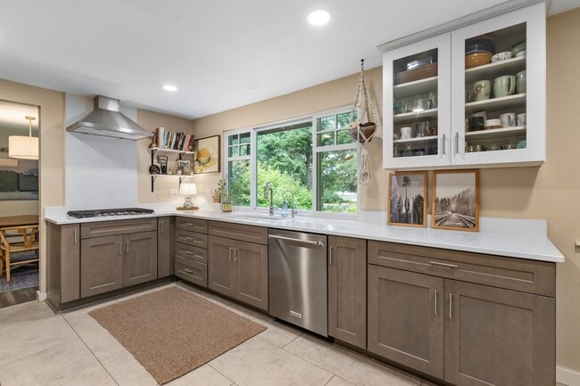 Building Photo - University Place 4 Bed/3 Bath