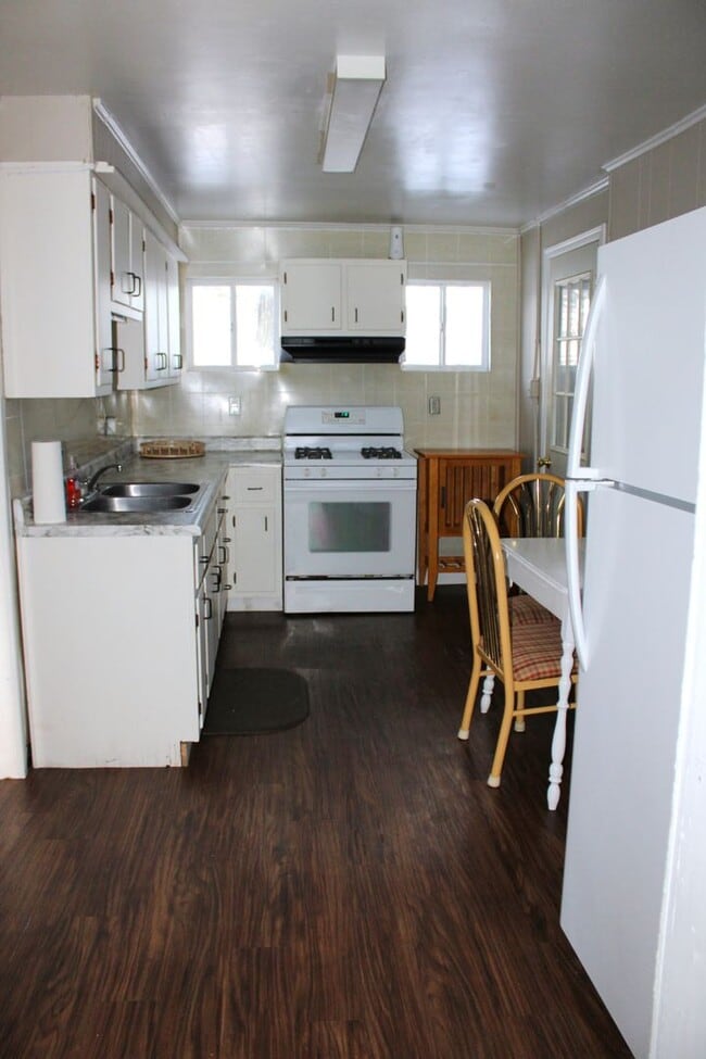 Building Photo - HOUSE, $1600/month plus utilities; TWO Bath!