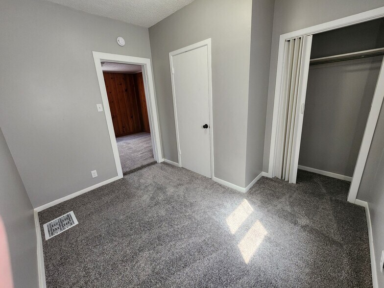 Building Photo - 1012 E 15th St