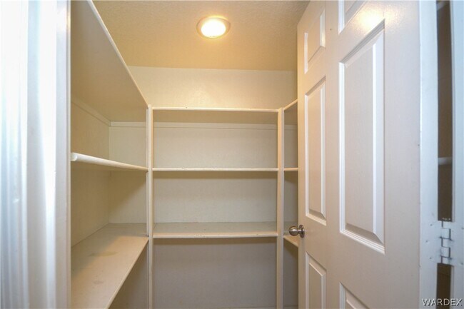 Building Photo - 2911 Country Club Dr