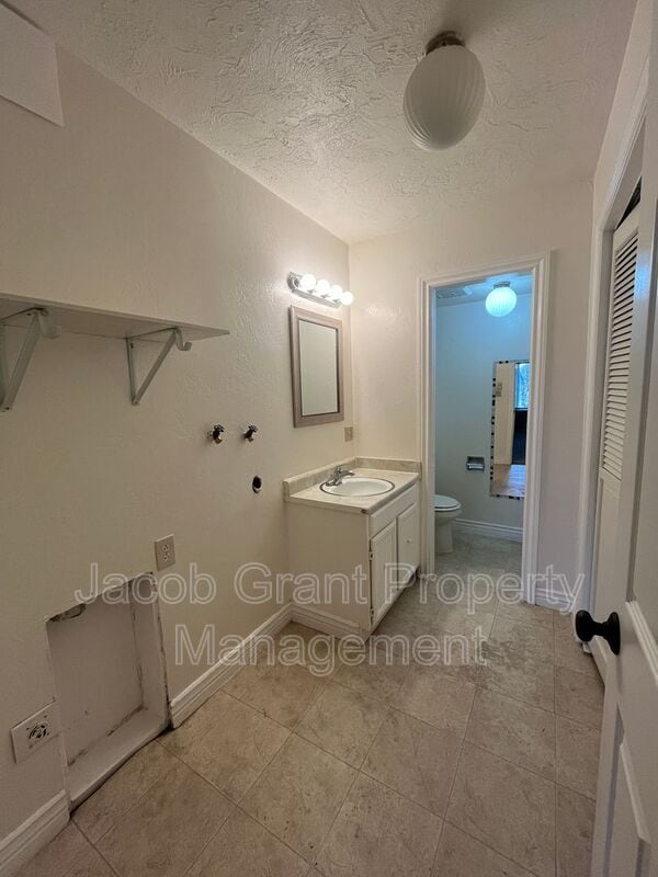 Building Photo - 1440 Vega Cir