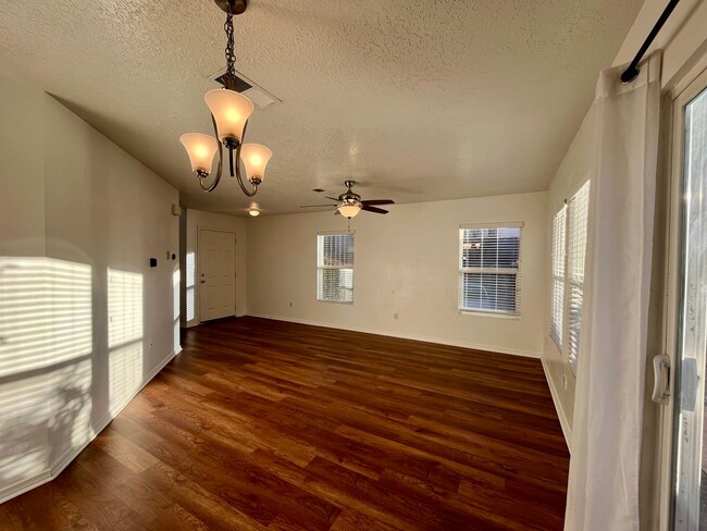 Building Photo - Nice 3 Bedroom 2.5 Bathroom Located In A G...