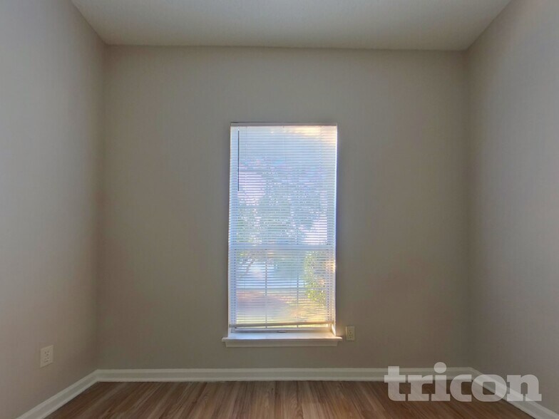 Building Photo - 101 Royal Crest Dr