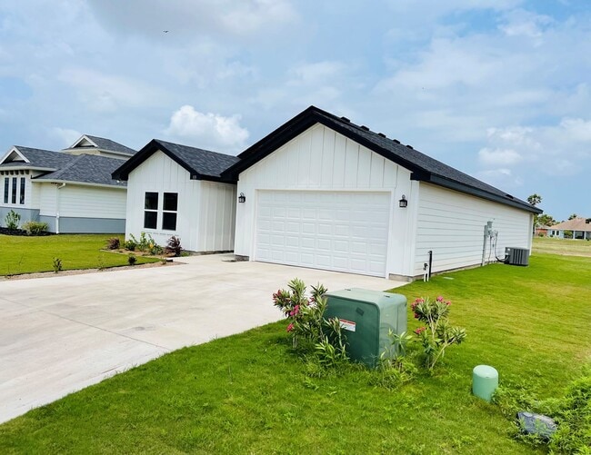 Building Photo - 113 Torrey Pines Dr