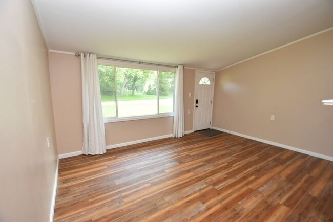 Building Photo - 4 bedroom 2 bath home close to UP Mall