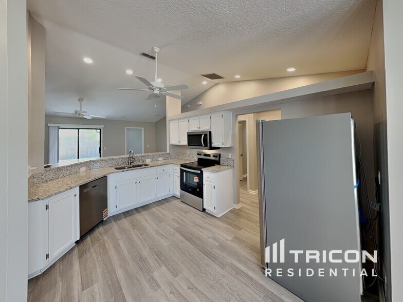 Building Photo - 1707 Ashwood Cir