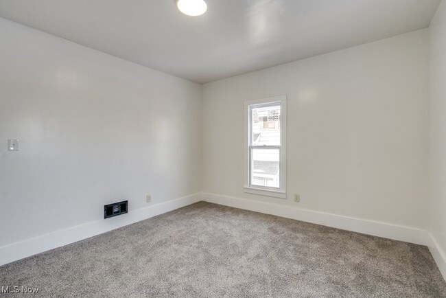 Building Photo - 155 W Walnut St