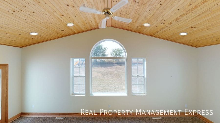 Building Photo - 305 N Pine Lake Dr