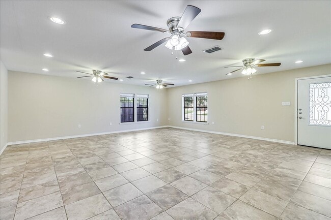Building Photo - 2111 E Lott Ave