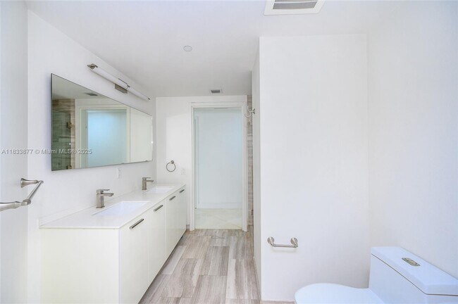 Building Photo - 1300 Brickell Bay Dr
