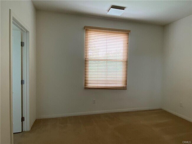 Building Photo - 32 Ovation