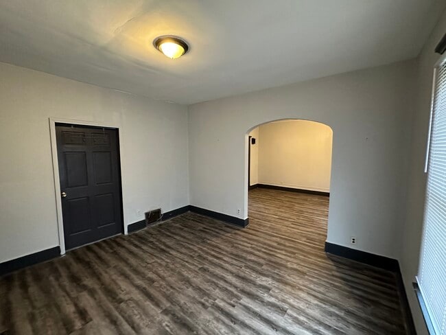 Building Photo - 705 W Seminary St