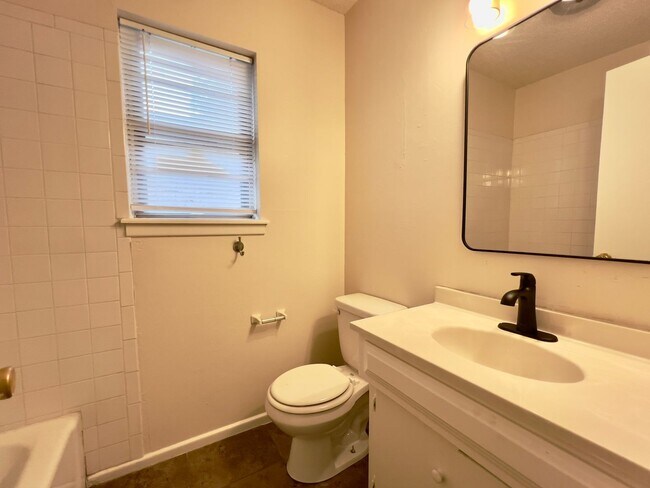 Building Photo - Fully Updated 3/2/2 in West Lubbock