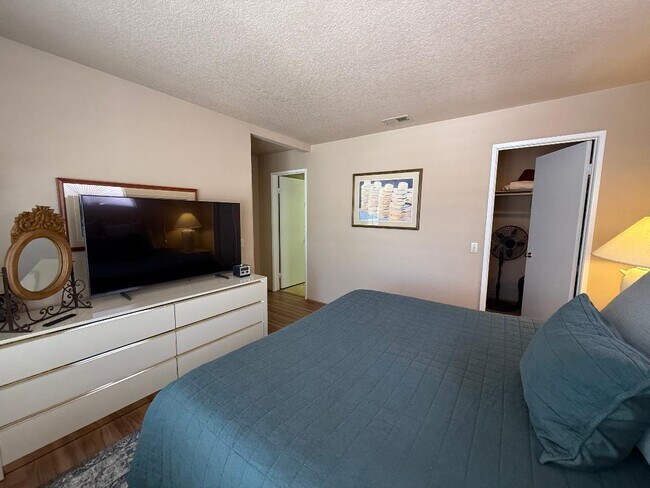 Building Photo - 688 Vista Lago Cir N