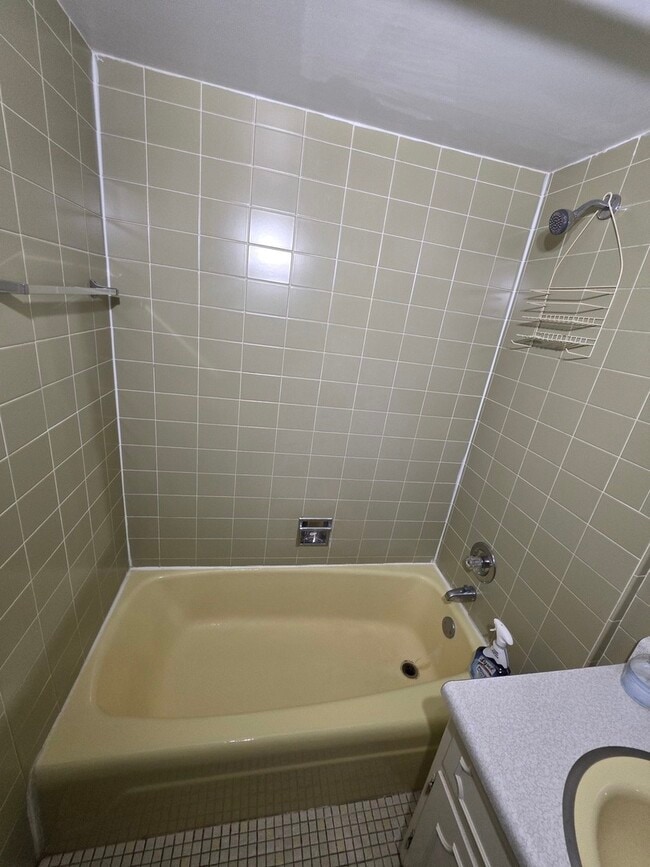 Building Photo - 336 Lathrop Ave