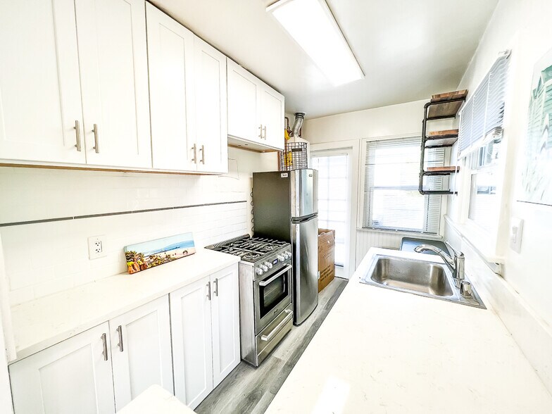 Building Photo - 239 Pacific St