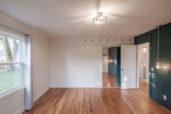 Building Photo - Charming 3-Bed 2 Bath Home with Spectacula...