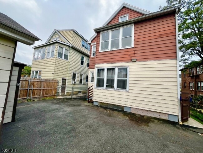Building Photo - 1329 Alina St