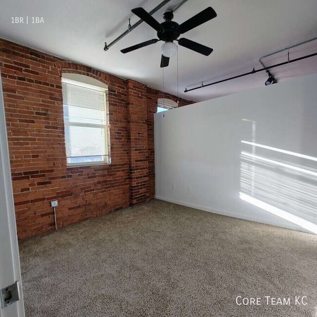 Building Photo - LARGE LOFT in River Market