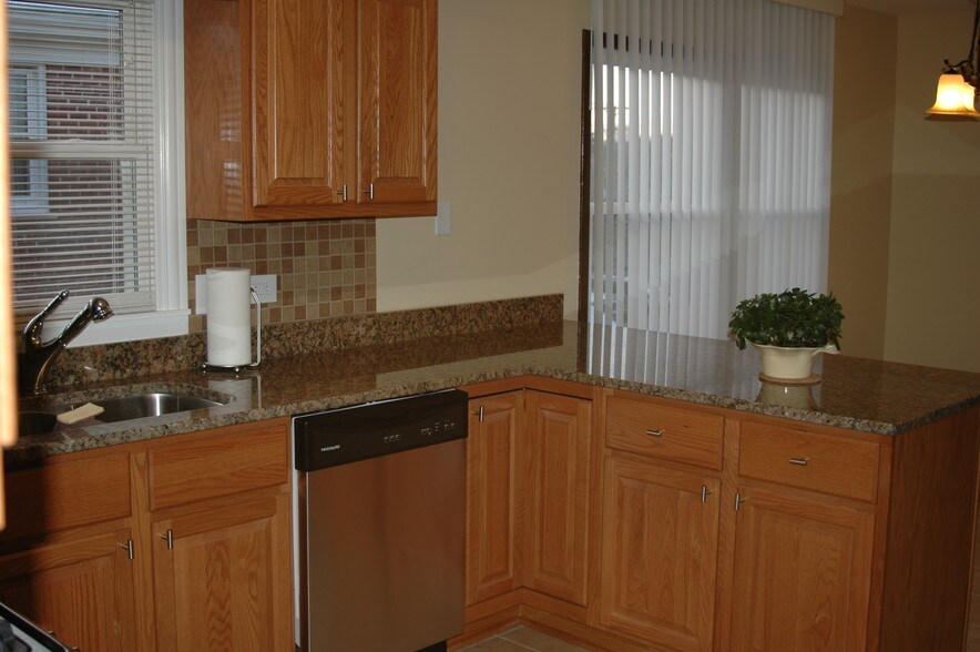 Kitchen - 826 E Capri Dr