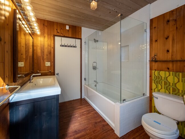 Building Photo - 1404 Oak Grove Dr