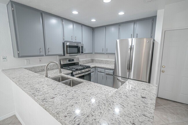 Building Photo - Palisades 3 Bedroom Townhome for Rent in Stevenson Ranch!