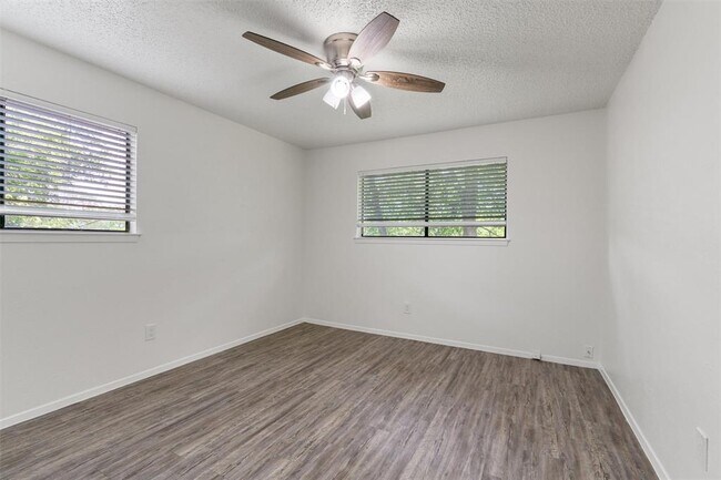 Building Photo - 11411 Walnut Ridge Dr