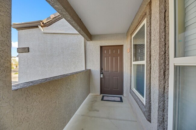 Building Photo - Gated 2 bedroom condo