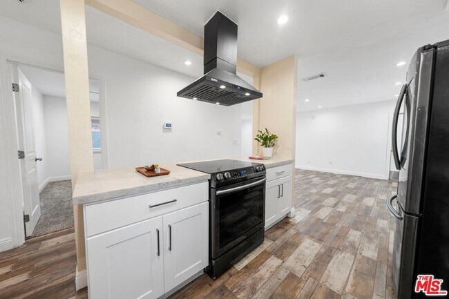 Building Photo - 1231 W 87th St
