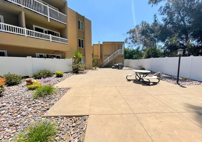 Building Photo - 3030 Suncrest Dr