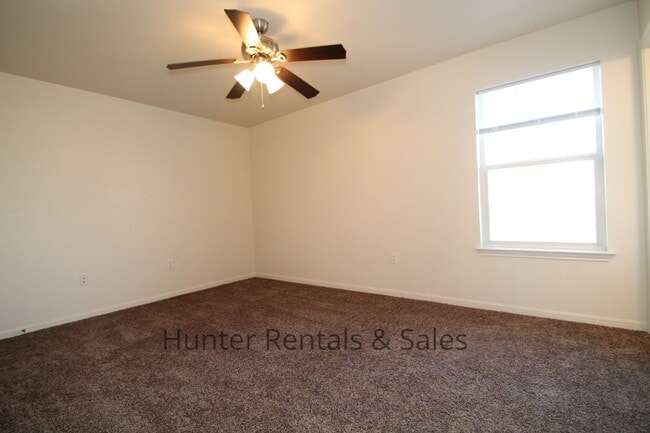 Building Photo - Cove Three-Bedroom!