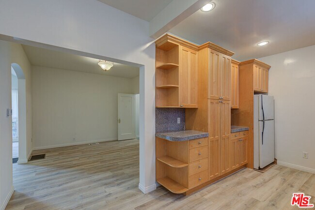 Building Photo - 320 S Reeves Dr