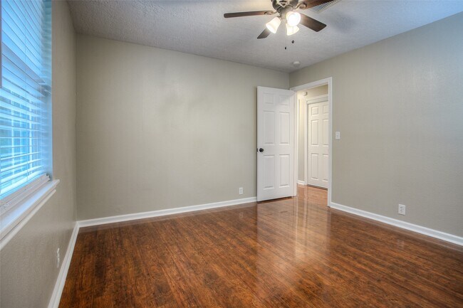 Building Photo - 6016 Teas Nursery Rd