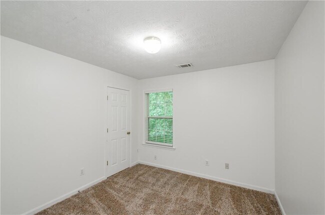 Building Photo - 3390 Northcliff Dr