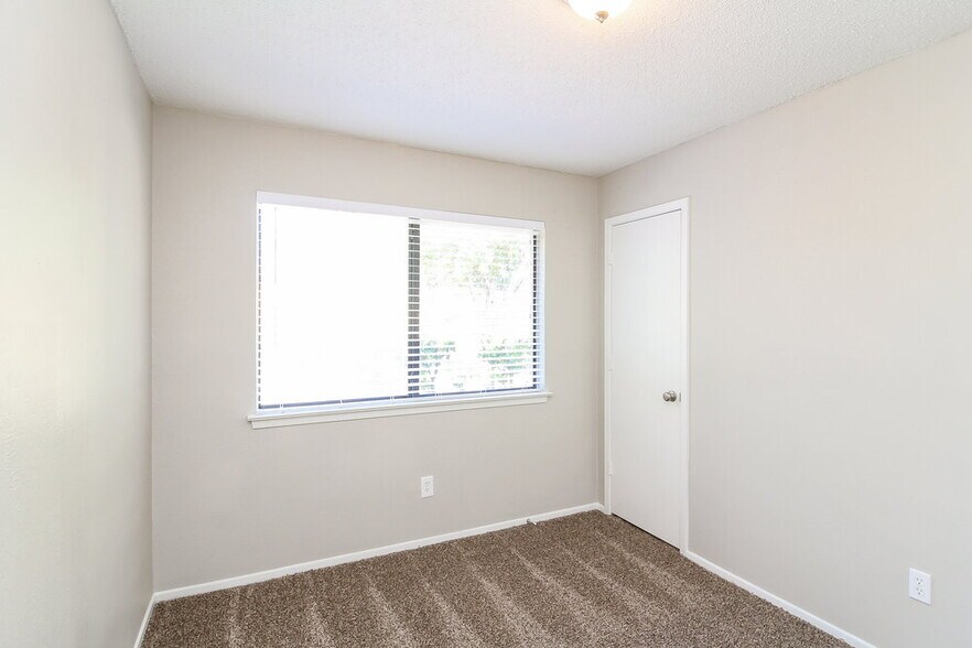 Building Photo - 2534 Bentley Dr