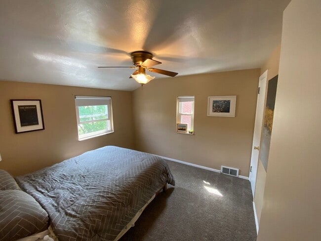 Building Photo - Two Bedroom in Castle Shannon! Central air - Garage - Laundry!