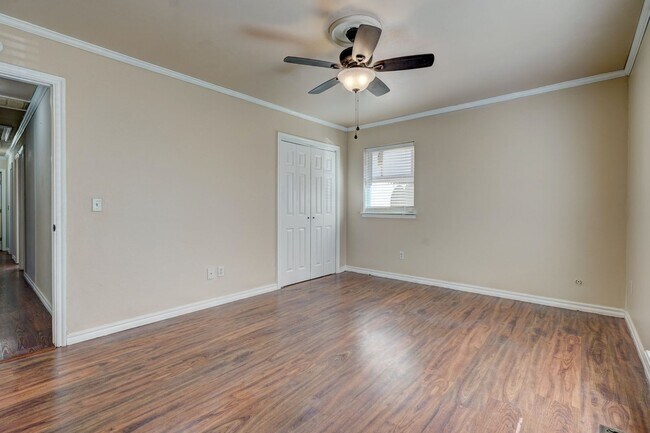 Building Photo - 4 bed 3 bath home!